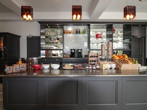 Frukostbuffé varje dag (EUR 9.90 per person)