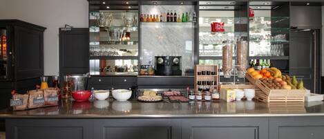 Tägliches Frühstücksbuffet (9.90 EUR pro Person)