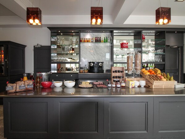 Desayuno buffet (EUR 9.90 por persona)