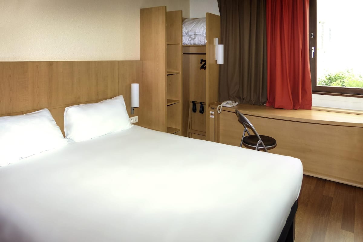 Habitación doble estándar, varias camas | Caja de seguridad en la habitación, escritorio y insonorización