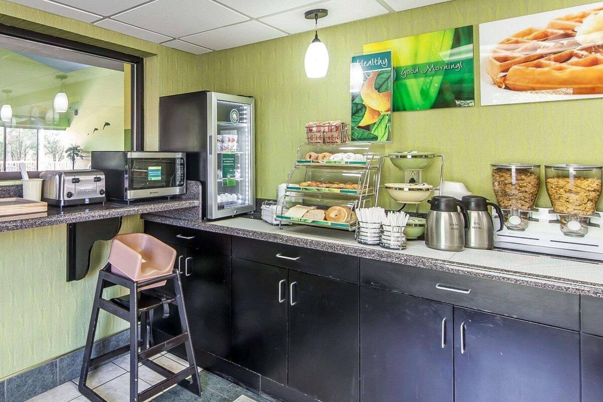 free buffet breakfast