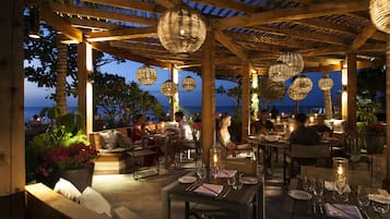4 restaurants; breakfast, lunch and dinner served