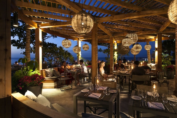 4 restaurants; breakfast, lunch, and dinner served