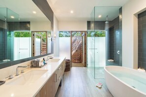 Separate bathtub and shower, designer toiletries, hair dryer, bathrobes - Grace Bay Club (Providenciales)