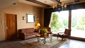 Lobby sitting area - Mission Valley Resort (San Diego)