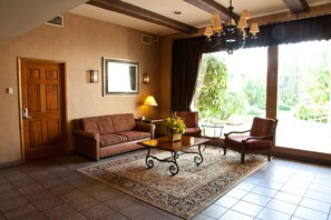 Lobby sitting area - Mission Valley Resort (San Diego)