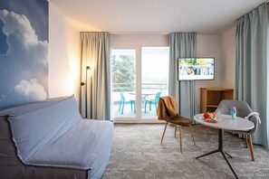 Dobbeltrom – standard, 1 dobbeltseng med sovesofa, terrasse | Sengetøy av topp kvalitet, blendingsgardiner og strykejern/-brett