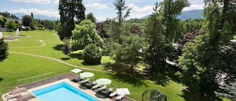 Piscine extérieure (ouverte en saison), parasols de plage