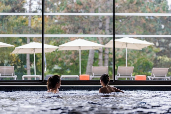 Sæsonbestemt udendørs pool, åben fra kl. 10.00 til kl. 20.00, parasoller