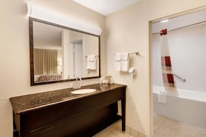 Combined shower/bathtub, free toiletries, hair dryer, towels