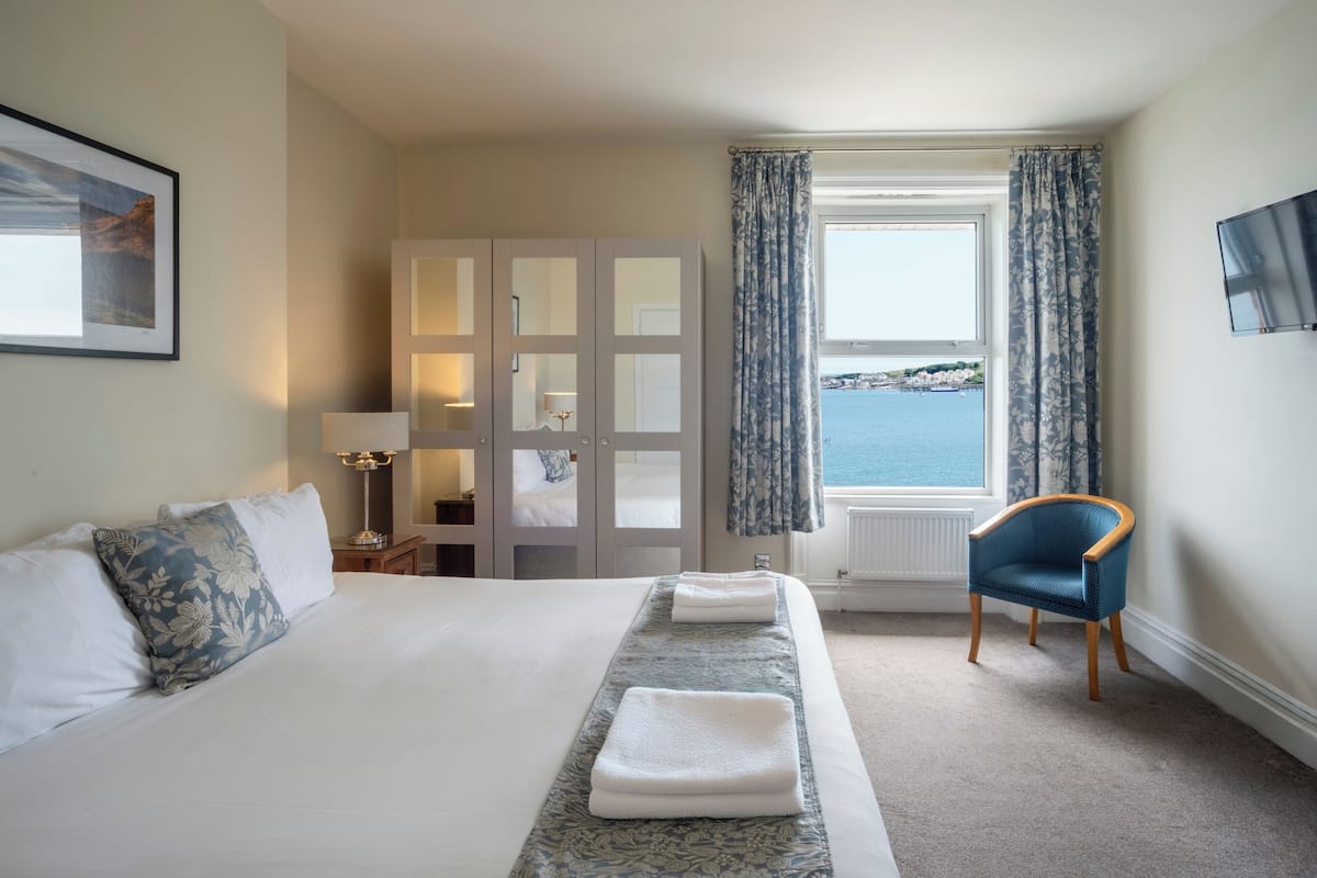 deluxe sea view double | in-room safe, desk, iron/ironing board, free wifi