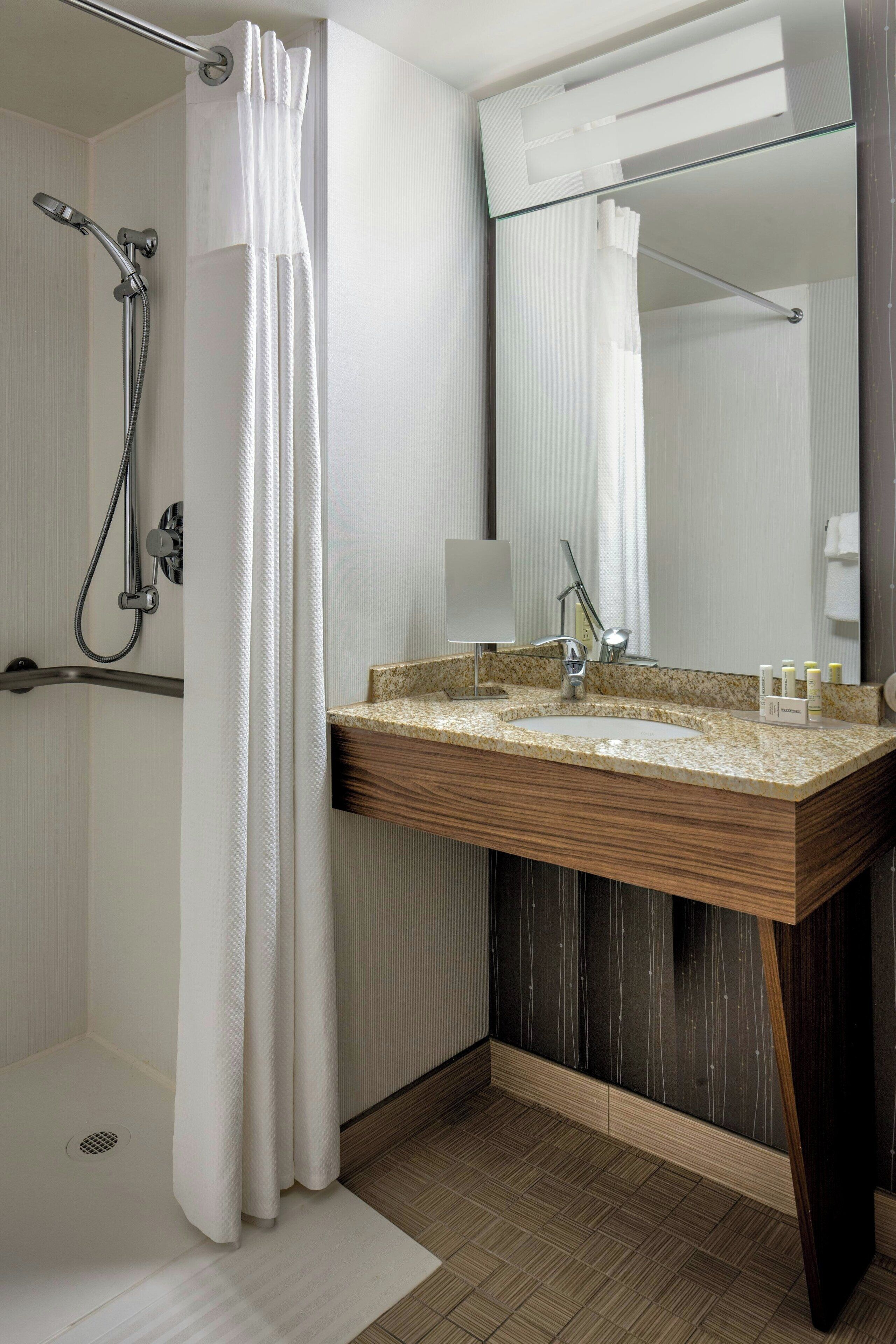 combined shower/bathtub, free toiletries, hair dryer