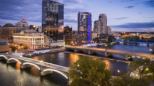 Un paisaje urbano con edificios modernos, un río y un puente.