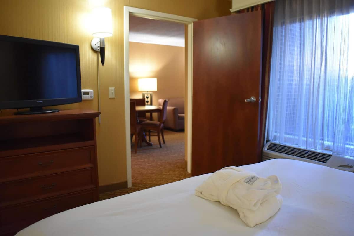 Premium bedding, down comforters, pillowtop beds, minibar