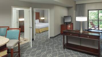 Premium Suite, 1 King Bed, Non Smoking, Balcony | Living area