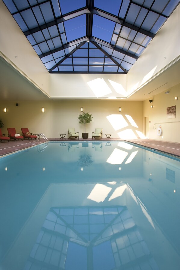 Una piscina cubierta