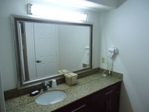 Combined shower/bathtub, free toiletries, hair dryer, towels