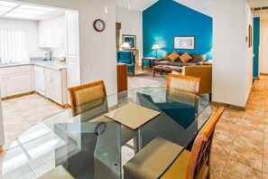 Zimmer, 2 Schlafzimmer, Küche | Essbereich im Zimmer