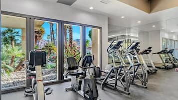 Ein Fitnessstudio mit Laufbändern, Ergometer und Krafttrainingsgeräten.