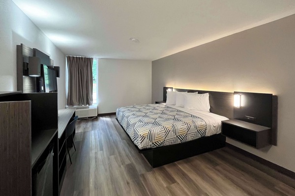 Escritorio, tabla de planchar con plancha, wifi gratis y ropa de cama