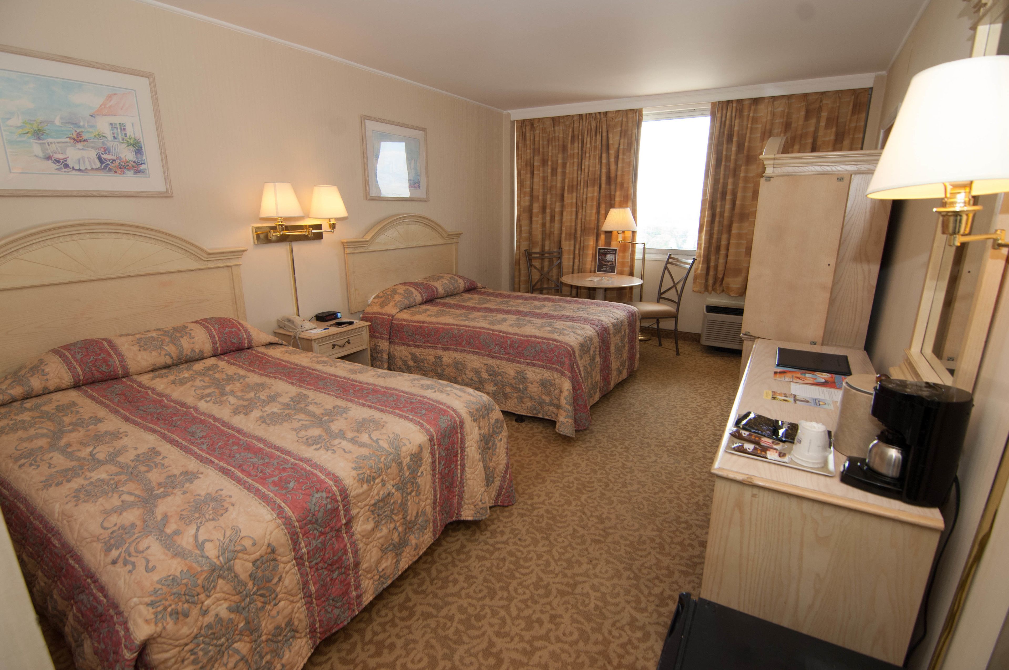 Standardzimmer, 2 Doppelbetten | Hochwertige Bettwaren, Zimmersafe, Schreibtisch, Verdunkelungsvorhänge