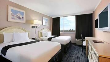 Hochwertige Bettwaren, Zimmersafe, Schreibtisch, Verdunkelungsvorhänge