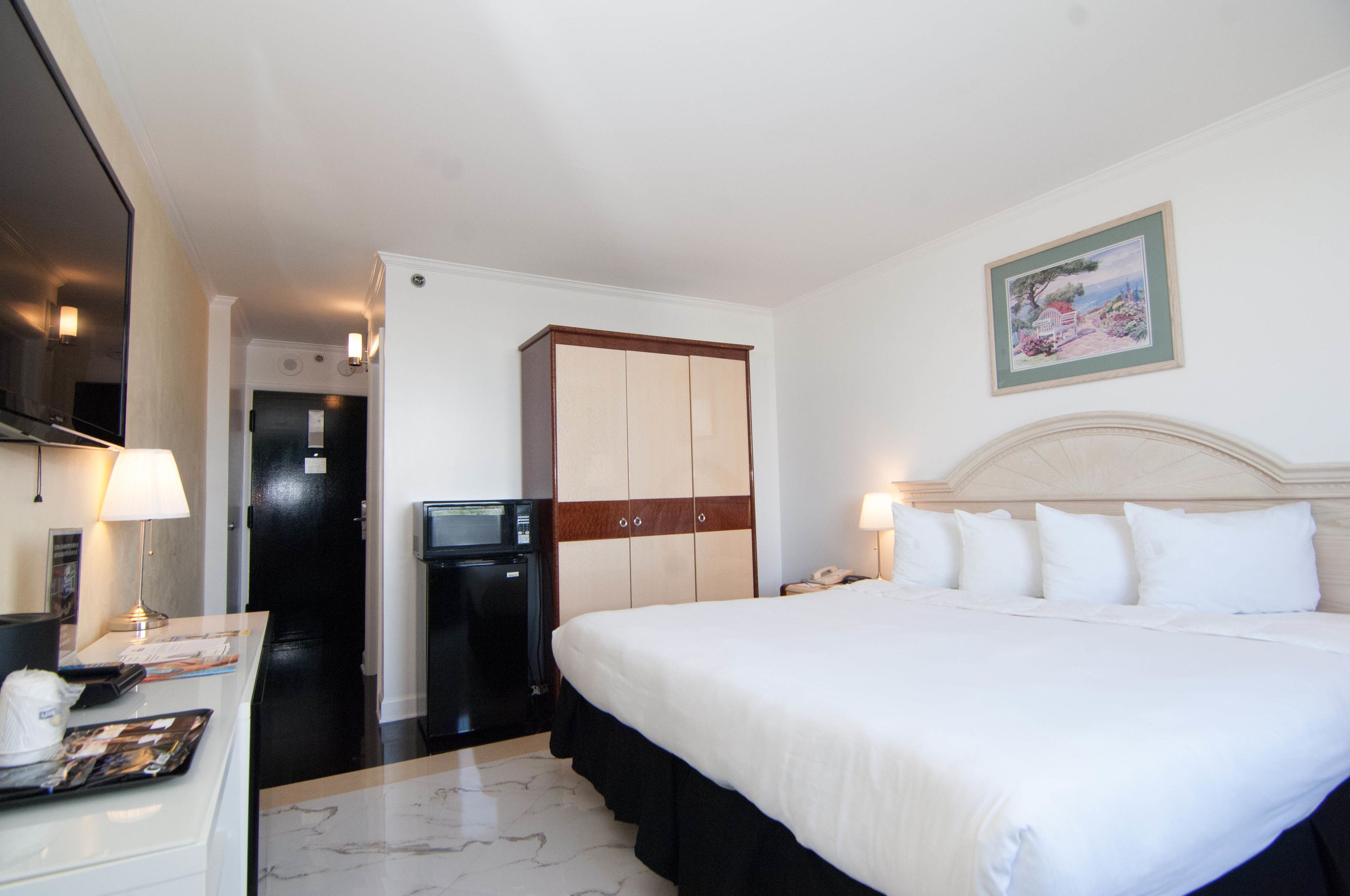 Hochwertige Bettwaren, Zimmersafe, Schreibtisch, Verdunkelungsvorhänge