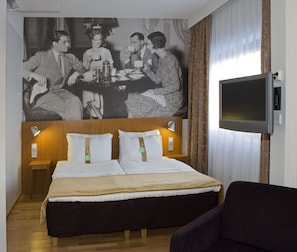 Premium Room, 1 King Bed | In-room safe, desk, blackout drapes, soundproofing