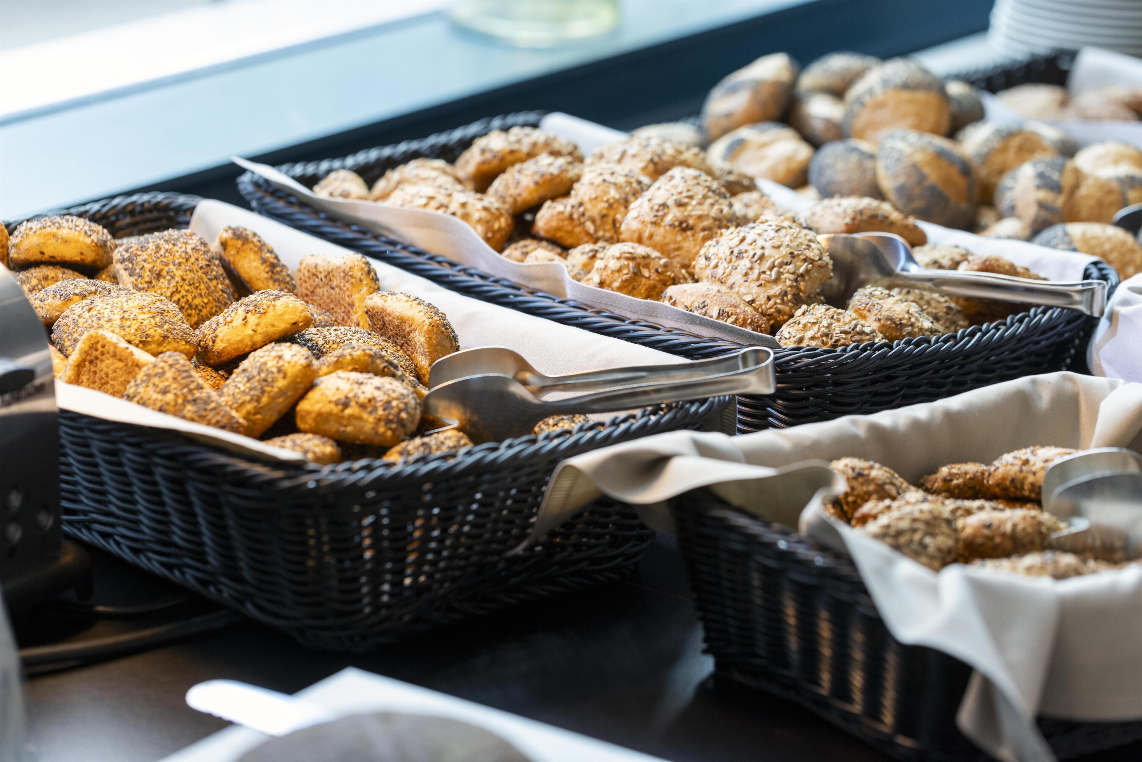 朝食 (フル ブレックファスト)、毎日提供 (1 名様 22 EUR)