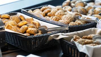 Daily full breakfast (EUR 22 per person)