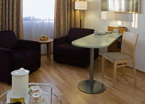 客房内保险箱、办公桌、遮光窗帘、隔音