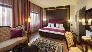 Suite, 1 King Bed (Additional Living Area) | In-room safe, desk, blackout drapes, soundproofing