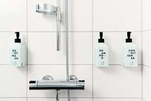 Dusche, Haartrockner, Handtücher, Seife