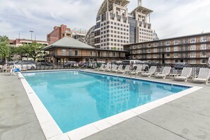 Piscine extérieure, accès possible de 8 h à 22 h, chaises longues