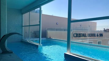 Innenpool, Außenpool (je nach Saison geöffnet), Sonnenschirme