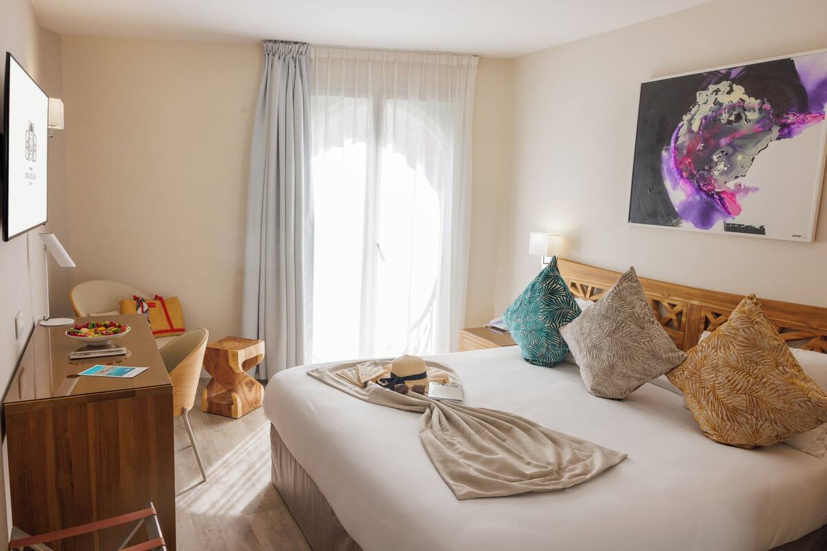 Classic Room (Spa Access Included) | Premium bedding, minibar, in-room safe, desk