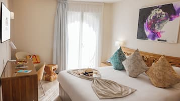 Habitación clásica (Spa Access Included) | Ropa de cama de alta calidad, minibar, caja fuerte y escritorio