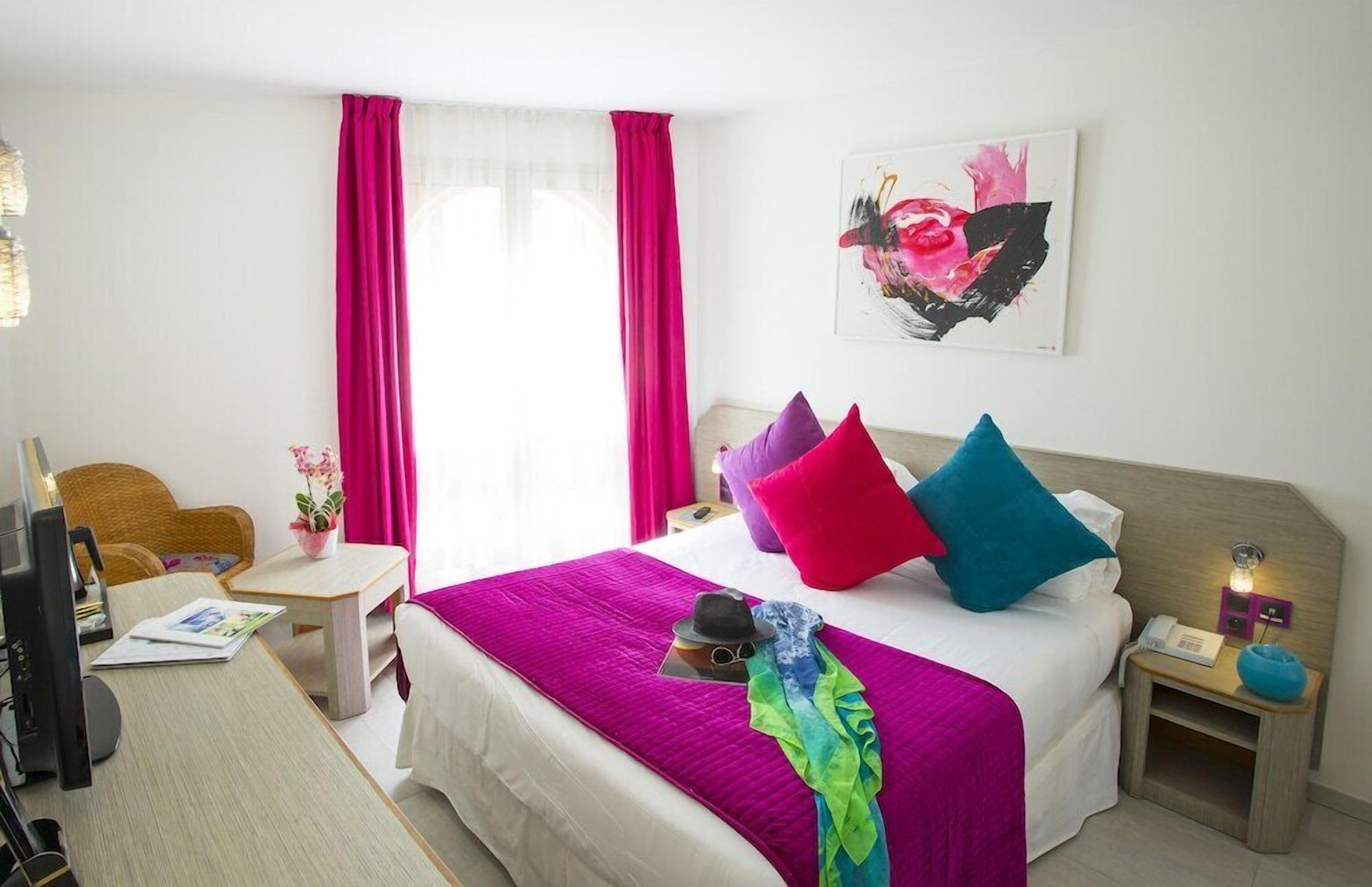 Ropa de cama de alta calidad y minibar 