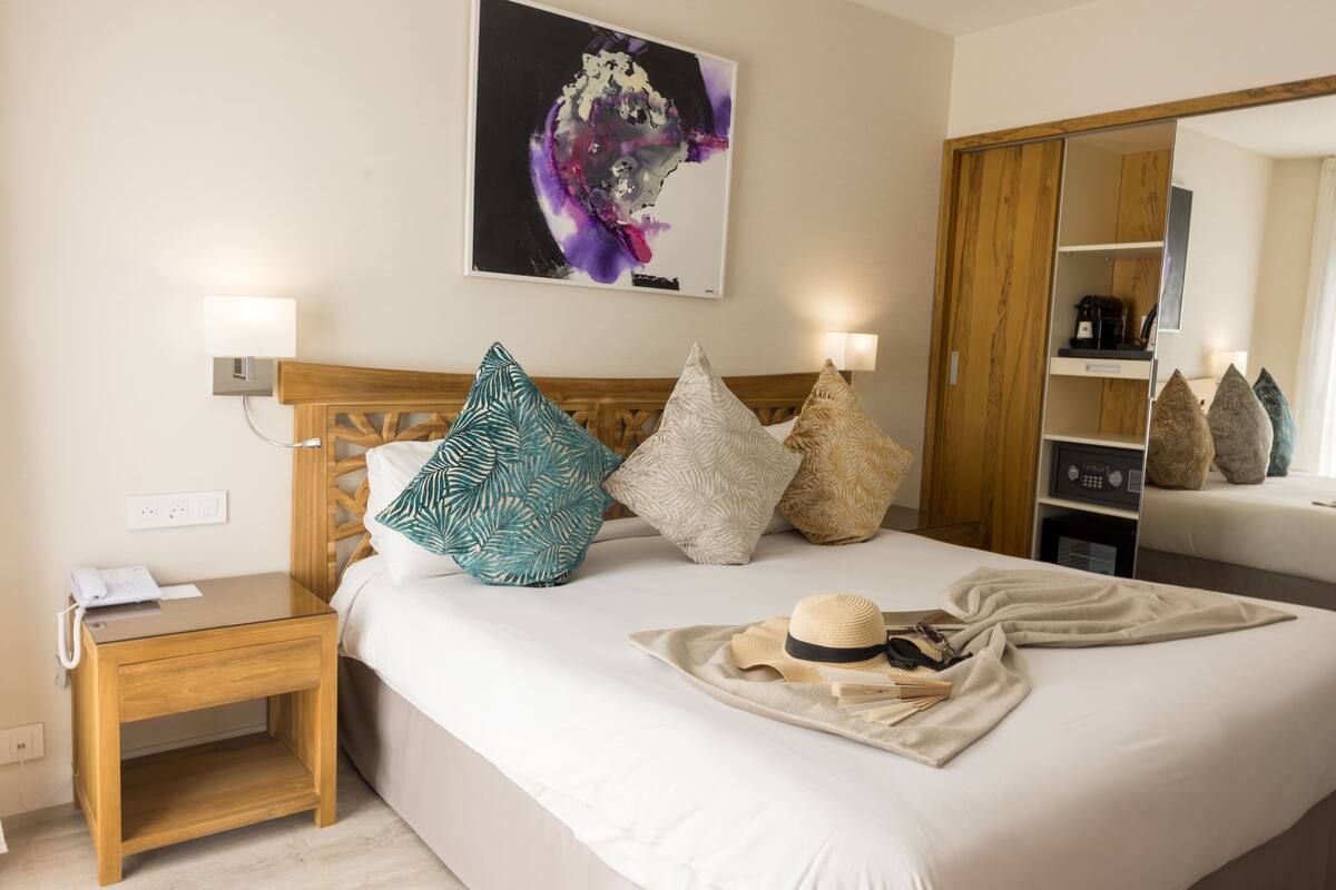 Premium bedding, minibar, in-room safe, desk