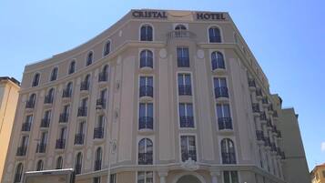 Un edificio con il cartello "CRISTAL HOTEL" sulla sommità.