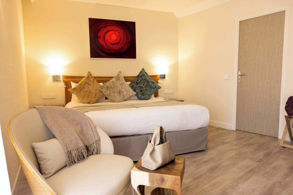 Premium bedding, minibar, in-room safe, desk