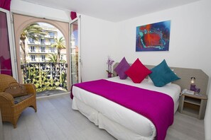 高級寝具、ミニバー、セーフティボックス (室内)、デスク