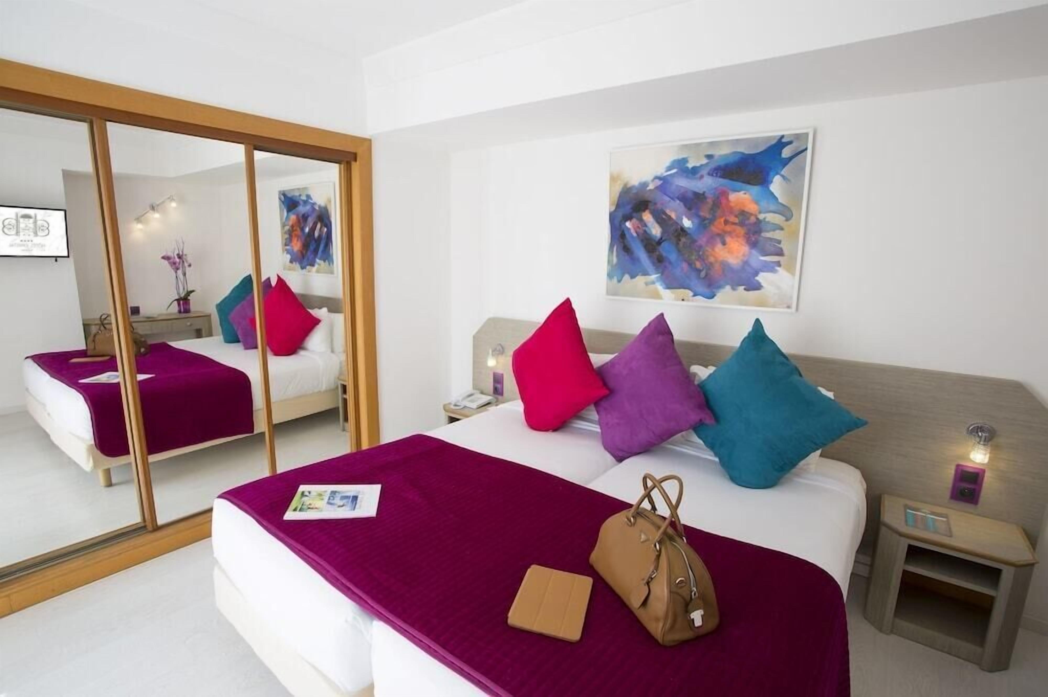 Ropa de cama de alta calidad y minibar 