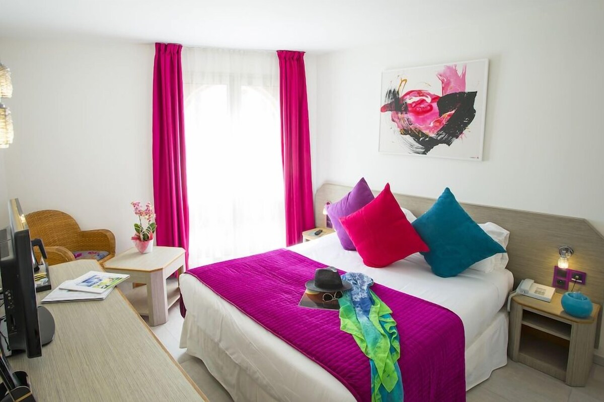 Premium bedding, minibar, in-room safe, desk