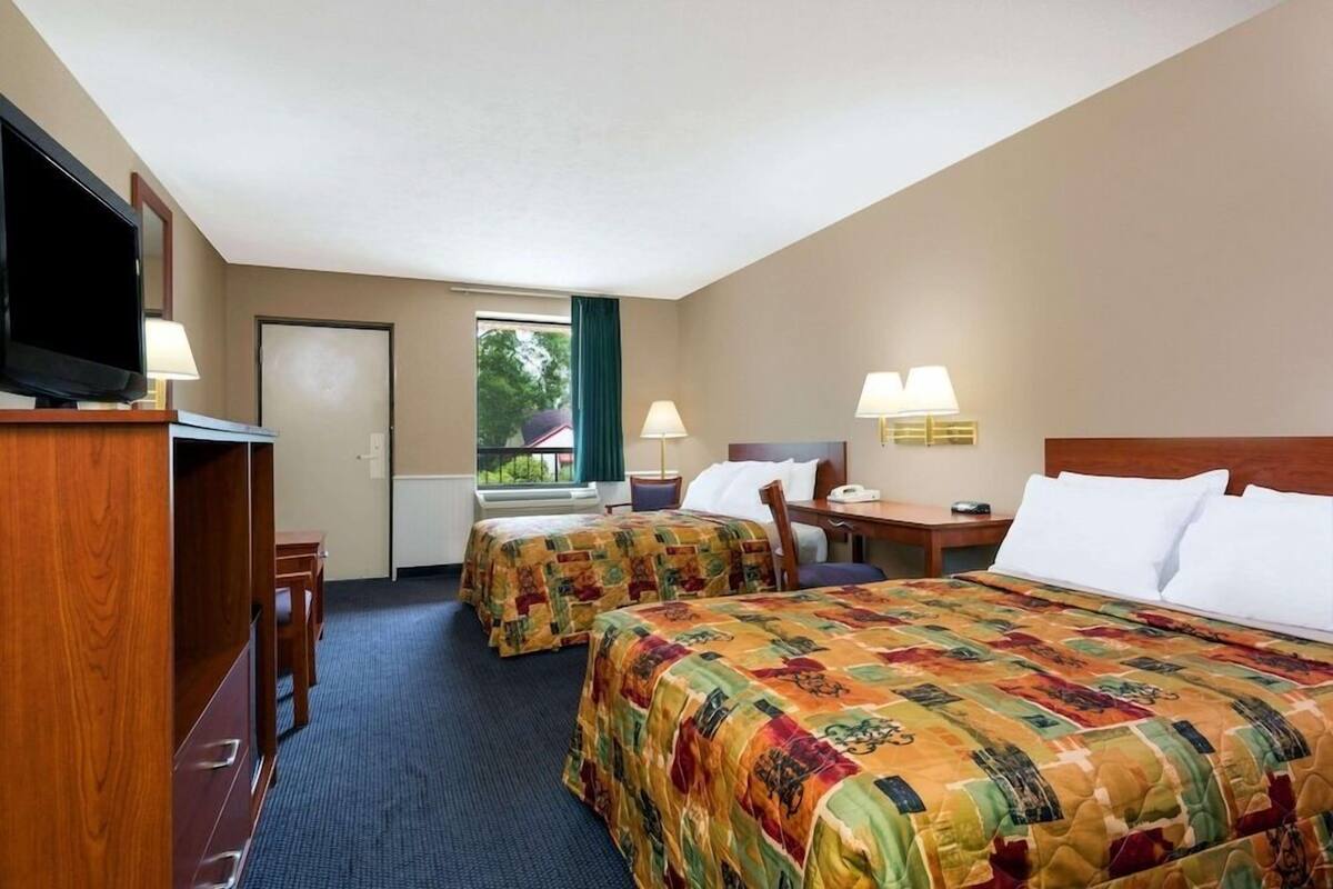 Iron/ironing board, rollaway beds (surcharge), high-speed internet
