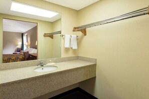 Combined shower/tub, free toiletries, hair dryer