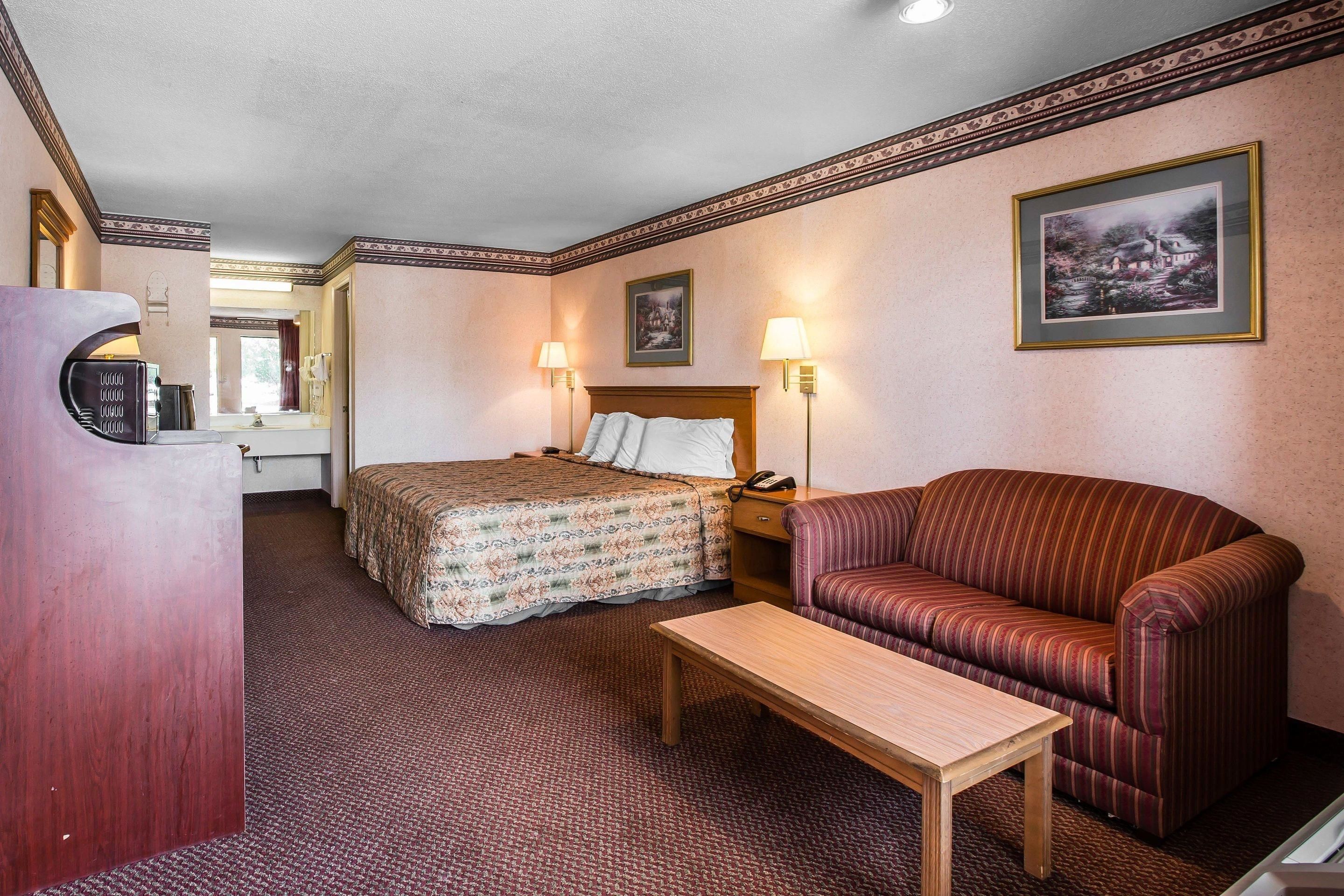 Escriptori, planxa i posts de planxar i llits addicionals 