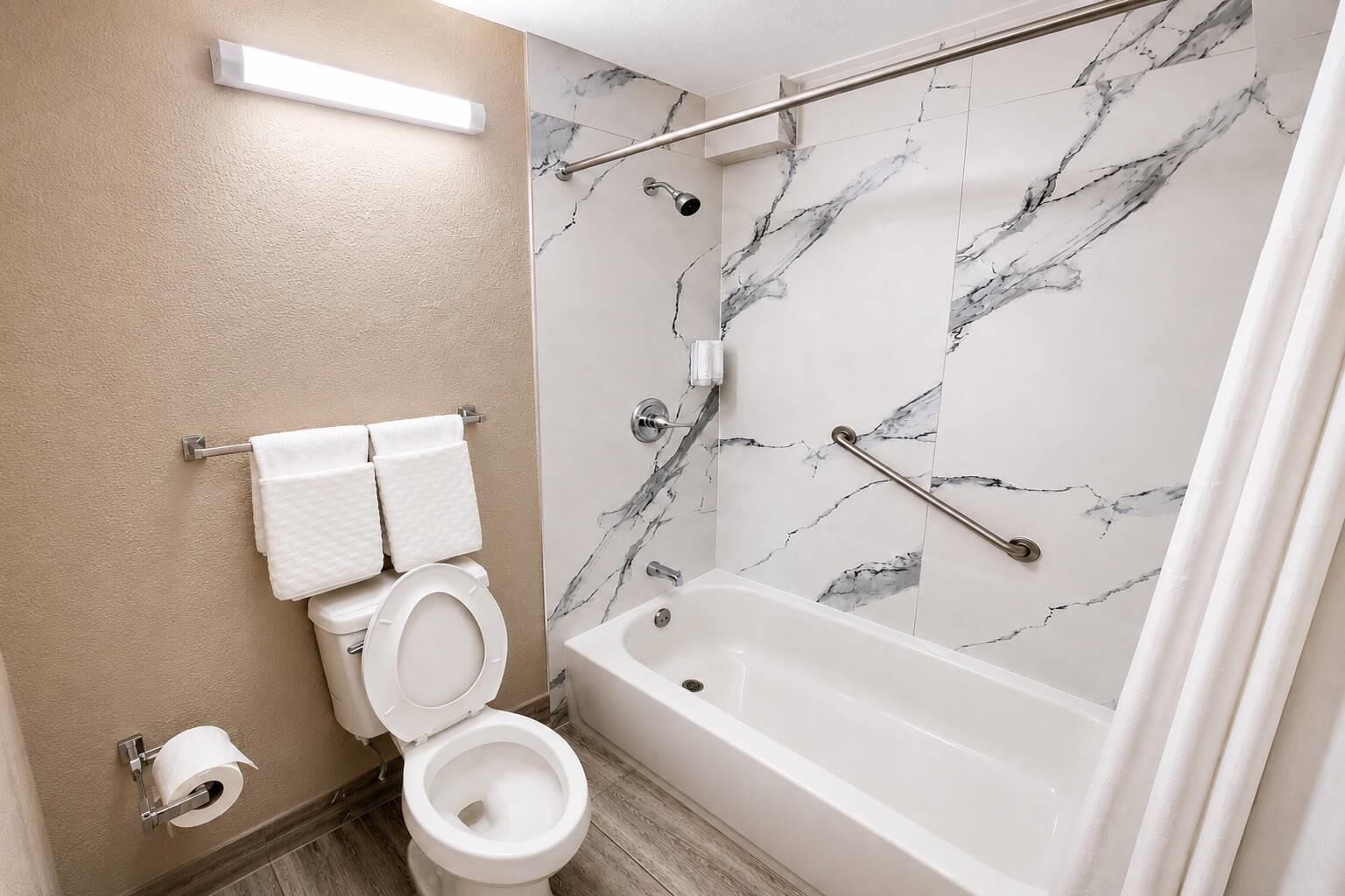 Un baño con inodoro, lavabo y bañera.