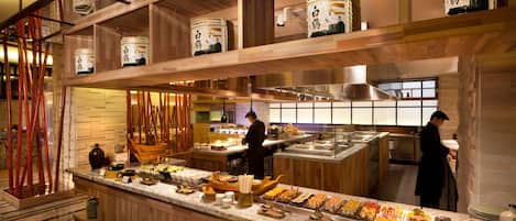3 restaurants, breakfast, lunch, dinner served; international cuisine