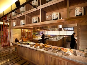 3 restaurants, breakfast, lunch, dinner served; international cuisine